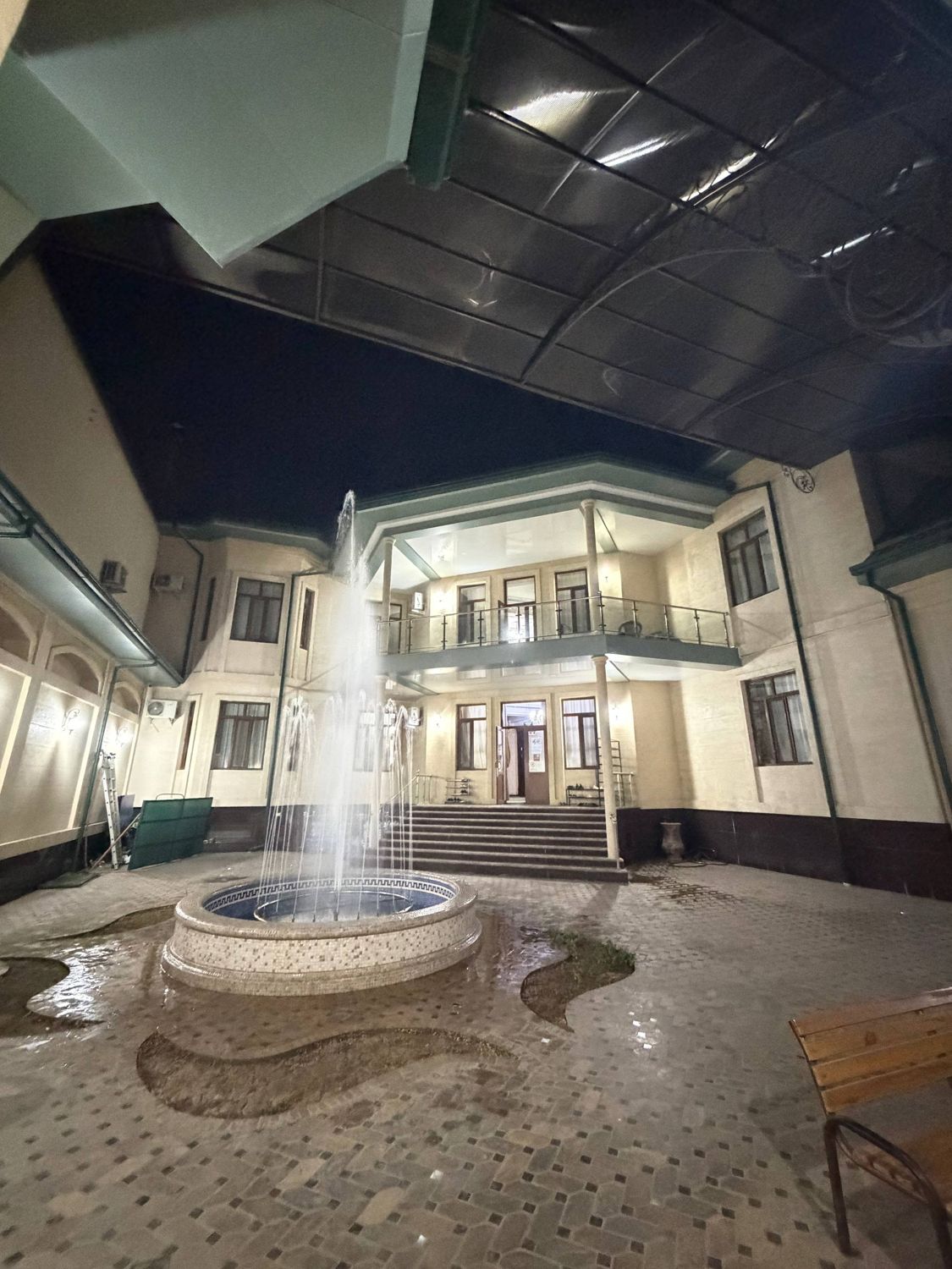 Favvorali hovli, kechqurun
